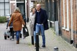 Voorburg 31 oktober 2020
Frits Wester loopt met zijn nieuwe vriendin naar zijn huis toe.