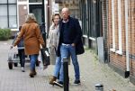 Voorburg 31 oktober 2020
Frits Wester loopt met zijn nieuwe vriendin naar zijn huis toe.