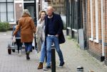 Voorburg 31 oktober 2020
Frits Wester loopt met zijn nieuwe vriendin naar zijn huis toe.