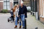 Voorburg 31 oktober 2020
Frits Wester loopt met zijn nieuwe vriendin naar zijn huis toe.