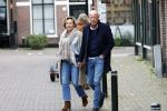Voorburg 31 oktober 2020
Frits Wester loopt met zijn nieuwe vriendin naar zijn huis toe.