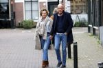 Voorburg 31 oktober 2020
Frits Wester loopt met zijn nieuwe vriendin naar zijn huis toe.