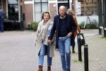 Voorburg 31 oktober 2020
Frits Wester loopt met zijn nieuwe vriendin naar zijn huis toe.