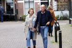 Voorburg 31 oktober 2020
Frits Wester loopt met zijn nieuwe vriendin naar zijn huis toe.