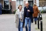 Voorburg 31 oktober 2020
Frits Wester loopt met zijn nieuwe vriendin naar zijn huis toe.