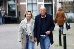 Voorburg 31 oktober 2020
Frits Wester loopt met zijn nieuwe vriendin naar zijn huis toe.