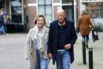 Voorburg 31 oktober 2020
Frits Wester loopt met zijn nieuwe vriendin naar zijn huis toe.