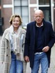 Voorburg 31 oktober 2020
Frits Wester loopt met zijn nieuwe vriendin naar zijn huis toe.