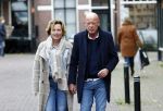 Voorburg 31 oktober 2020
Frits Wester loopt met zijn nieuwe vriendin naar zijn huis toe.