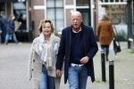 Voorburg 31 oktober 2020
Frits Wester loopt met zijn nieuwe vriendin naar zijn huis toe.