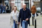 Voorburg 31 oktober 2020
Frits Wester loopt met zijn nieuwe vriendin naar zijn huis toe.