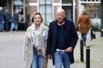 Voorburg 31 oktober 2020
Frits Wester loopt met zijn nieuwe vriendin naar zijn huis toe.