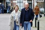 Voorburg 31 oktober 2020
Frits Wester loopt met zijn nieuwe vriendin naar zijn huis toe.