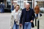 Voorburg 31 oktober 2020
Frits Wester loopt met zijn nieuwe vriendin naar zijn huis toe.