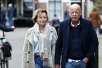 Voorburg 31 oktober 2020
Frits Wester loopt met zijn nieuwe vriendin naar zijn huis toe.