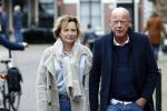 Voorburg 31 oktober 2020
Frits Wester loopt met zijn nieuwe vriendin naar zijn huis toe.