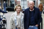 Voorburg 31 oktober 2020
Frits Wester loopt met zijn nieuwe vriendin naar zijn huis toe.
