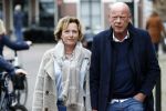 Voorburg 31 oktober 2020
Frits Wester loopt met zijn nieuwe vriendin naar zijn huis toe.