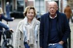 Voorburg 31 oktober 2020
Frits Wester loopt met zijn nieuwe vriendin naar zijn huis toe.