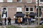 Amsterdam 24 oktober 2020
Bij Gordon  zijn zaak blushing wordt nu koffie op straat verkocht