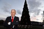 Noordwijk 5 november 2020
Harry Mens steekt de lichten van de kerstboom bij Hotel Huis ter Duin aan dit jaar.
