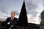Noordwijk 5 november 2020
Harry Mens steekt de lichten van de kerstboom bij Hotel Huis ter Duin aan dit jaar.