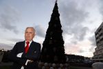 Noordwijk 5 november 2020
Harry Mens steekt de lichten van de kerstboom bij Hotel Huis ter Duin aan dit jaar.