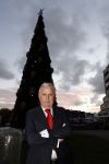 Noordwijk 5 november 2020
Harry Mens steekt de lichten van de kerstboom bij Hotel Huis ter Duin aan dit jaar.