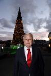 Noordwijk 5 november 2020
Harry Mens steekt de lichten van de kerstboom bij Hotel Huis ter Duin aan dit jaar.