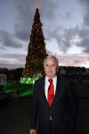 Noordwijk 5 november 2020
Harry Mens steekt de lichten van de kerstboom bij Hotel Huis ter Duin aan dit jaar.