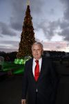 Noordwijk 5 november 2020
Harry Mens steekt de lichten van de kerstboom bij Hotel Huis ter Duin aan dit jaar.