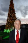 Noordwijk 5 november 2020
Harry Mens steekt de lichten van de kerstboom bij Hotel Huis ter Duin aan dit jaar.
