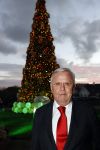 Noordwijk 5 november 2020
Harry Mens steekt de lichten van de kerstboom bij Hotel Huis ter Duin aan dit jaar.