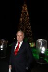 Noordwijk 5 november 2020
Harry Mens steekt de lichten van de kerstboom bij Hotel Huis ter Duin aan dit jaar.