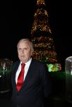 Noordwijk 5 november 2020
Harry Mens steekt de lichten van de kerstboom bij Hotel Huis ter Duin aan dit jaar.