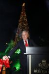 Noordwijk 5 november 2020
Harry Mens steekt de lichten van de kerstboom bij Hotel Huis ter Duin aan dit jaar.
