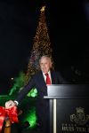 Noordwijk 5 november 2020
Harry Mens steekt de lichten van de kerstboom bij Hotel Huis ter Duin aan dit jaar.