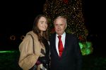 Noordwijk 5 november 2020
Harry Mens steekt de lichten van de kerstboom bij Hotel Huis ter Duin aan dit jaar. harry mens met zijn dochter Sarah