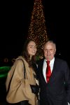 Noordwijk 5 november 2020
Harry Mens steekt de lichten van de kerstboom bij Hotel Huis ter Duin aan dit jaar. harry mens met zijn dochter Sarah