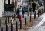 Amsterdam 22 oktober 2020
Henry v Loon wandelend met zijn hond in het centrum van Amsterdam