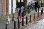 Amsterdam 22 oktober 2020
Henry v Loon wandelend met zijn hond in het centrum van Amsterdam