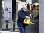 Amsterdam 19 oktober 2020
Hugo Metsers sr met en zonder mondkapje in Amsterdam zuid