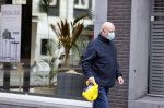 Amsterdam 19 oktober 2020
Hugo Metsers sr met en zonder mondkapje in Amsterdam zuid