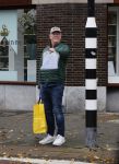 Amsterdam 21 oktober 2020
Jack Spijkerman loopr met boodschappen naar zijn huis