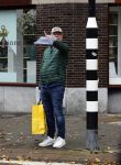 Amsterdam 21 oktober 2020
Jack Spijkerman loopr met boodschappen naar zijn huis