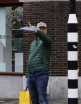 Amsterdam 21 oktober 2020
Jack Spijkerman loopr met boodschappen naar zijn huis