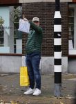 Amsterdam 21 oktober 2020
Jack Spijkerman loopr met boodschappen naar zijn huis