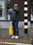 Amsterdam 21 oktober 2020
Jack Spijkerman loopr met boodschappen naar zijn huis