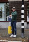 Amsterdam 21 oktober 2020
Jack Spijkerman loopr met boodschappen naar zijn huis
