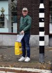 Amsterdam 21 oktober 2020
Jack Spijkerman loopr met boodschappen naar zijn huis